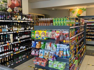 VVN-teamet utførte levering av handelsutstyr og monteringsarbeid i den nye butikken til butikkjeden "TOP" i Riga.11